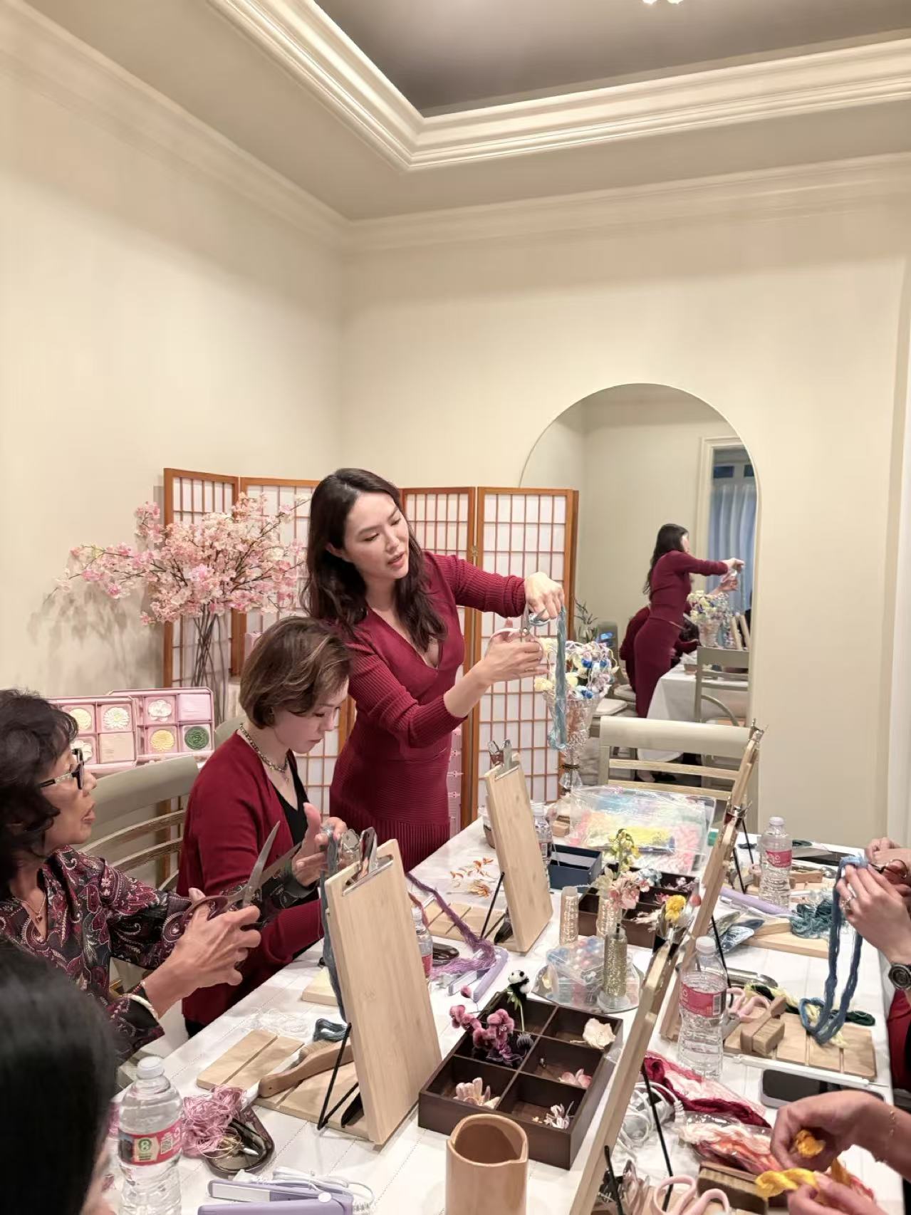 Child crafting ronghua flower